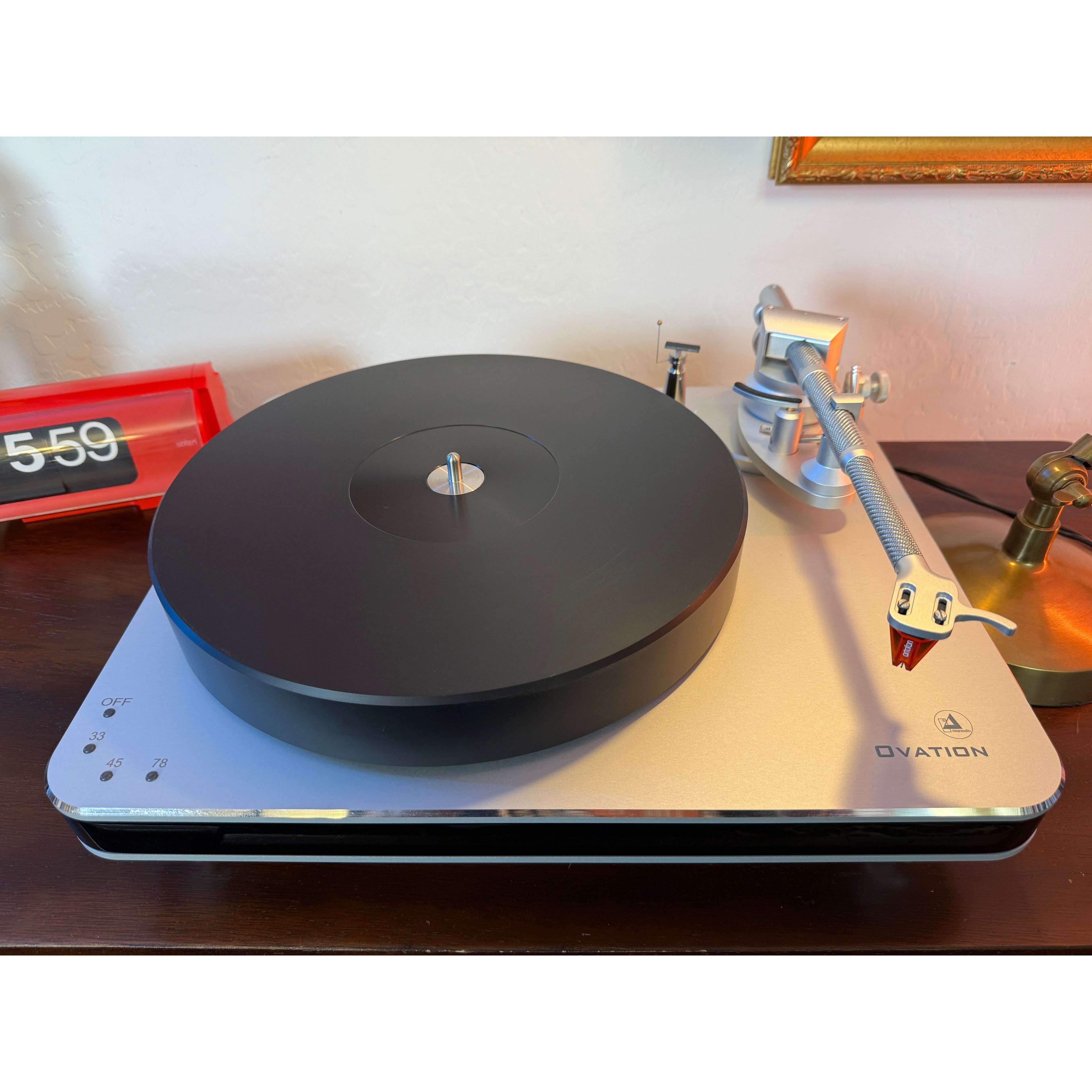 Clearaudio Ovation Turntable with Universal Carbon Fiber Tonearm