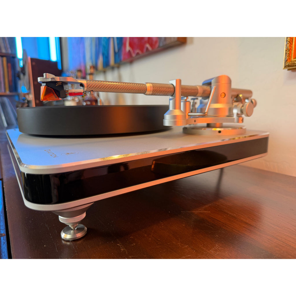 Clearaudio Ovation Turntable with Universal Carbon Fiber Tonearm