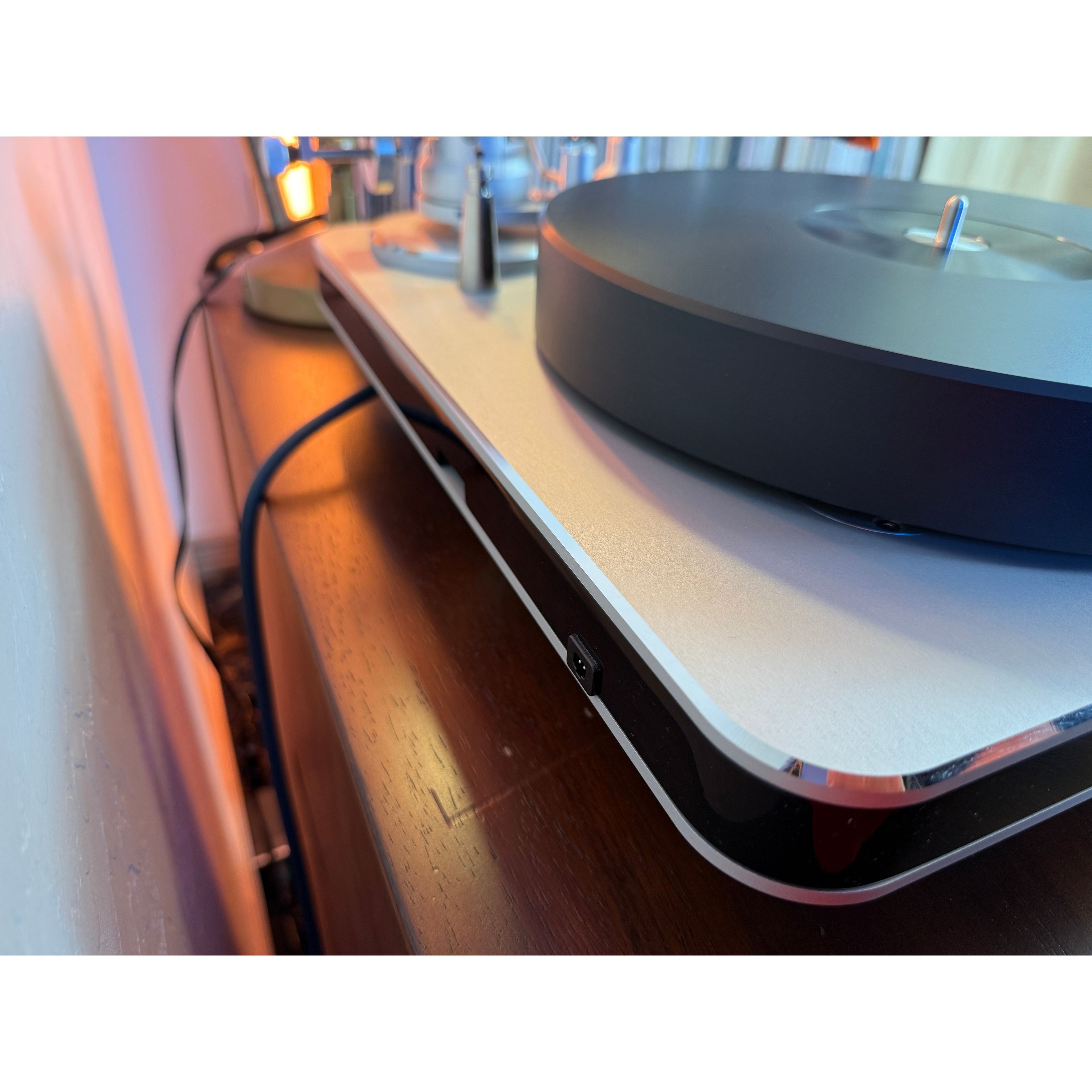 Clearaudio Ovation Turntable with Universal Carbon Fiber Tonearm